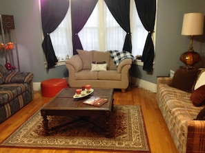 Cabaña estándar, varias habitaciones, para no fumadores (The Boarding House Bessemer, MI) | Sala de estar | Televisión y chimenea