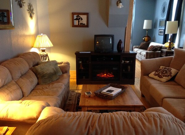 Cabaña estándar, varias habitaciones, para no fumadores (The Boarding House Bessemer, MI) | Sala de estar | Televisión y chimenea