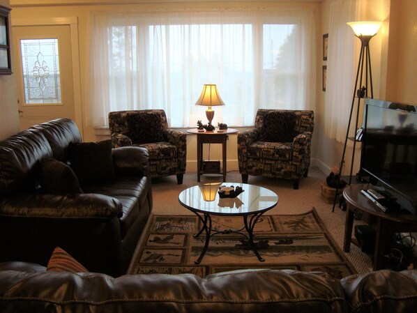 House, 3 Bedrooms, 2 Bathrooms (The Blue House Ironwood, MI) | Living area | 42-inch flat-screen TV with digital channels, TV, DVD player