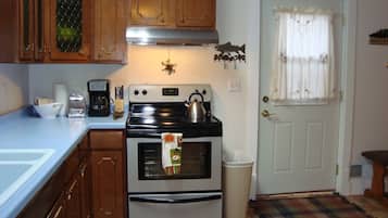 House, 3 Bedrooms, 2 Bathrooms (The Blue House Ironwood, MI) | Private kitchen | Full-sized fridge, microwave, oven, stovetop