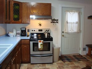 Maison, 3 chambres, 2 salles de bains (The Blue House Ironwood, MI) | Cuisine privée | Grand réfrigérateur, micro-ondes, four, plaque de cuisson