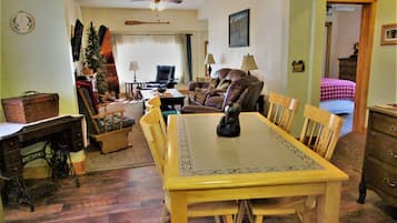 Comfort House, 2 Bedrooms, Hot Tub (The Bear Den  Ironwood, MI) | In-room dining
