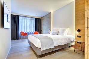 Ropa de cama de alta calidad y caja de seguridad en la habitación 