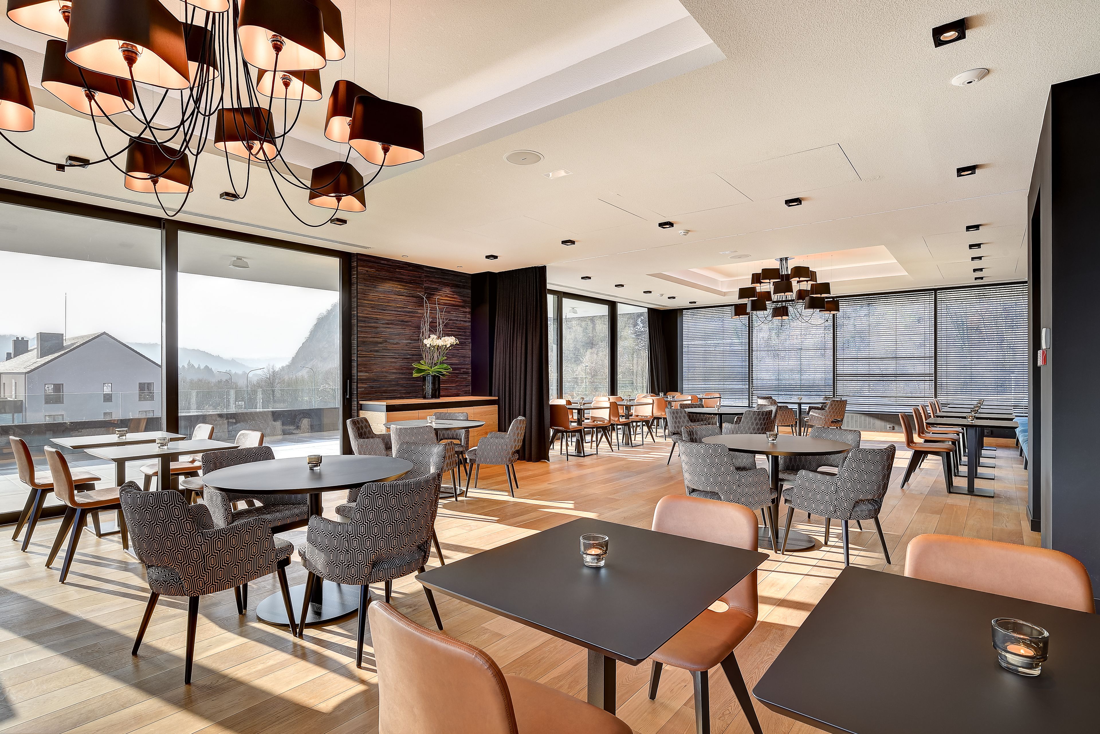 Serveert ontbijt, lunch en diner