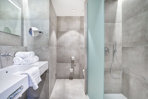Articles de toilette de luxe, sĂšche-cheveux, peignoirs, chaussons