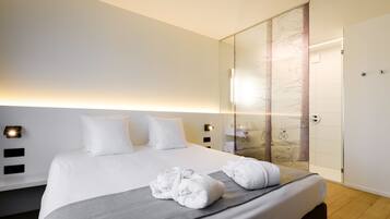 Habitación Confort con 1 cama matrimonial o 2 individuales | Ropa de cama de alta calidad y caja de seguridad en la habitación