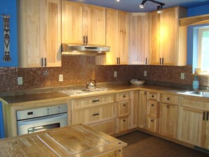 Deluxe House, 2 Bedrooms, 2 Bathrooms (Bear Cabin on Wolverine Trails) | Private kitchen