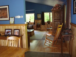 Hus Deluxe - 2 sovrum - 2 badrum (Bear Cabin on Wolverine Trails) | Vardagsrum | Platt-tv, eldstad och dvd-spelare