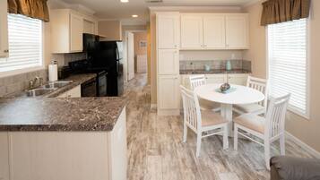 Basic Cottage, 1 Bedroom | Private kitchen | Fridge, microwave, oven, stovetop