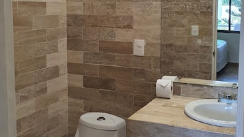 Design-Doppelzimmer | Badezimmer | Kostenlose Toilettenartikel, Haartrockner, Handtücher, Seife