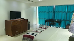 Habitación estándar | Muebles diferentes, cortinas blackout, wifi gratis y ropa de cama