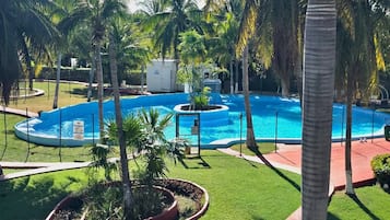 Piscina externa, espreguiçadeiras