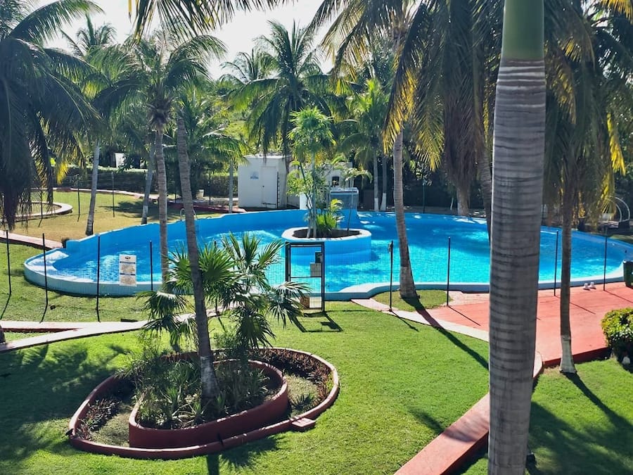 Piscina externa, espreguiçadeiras