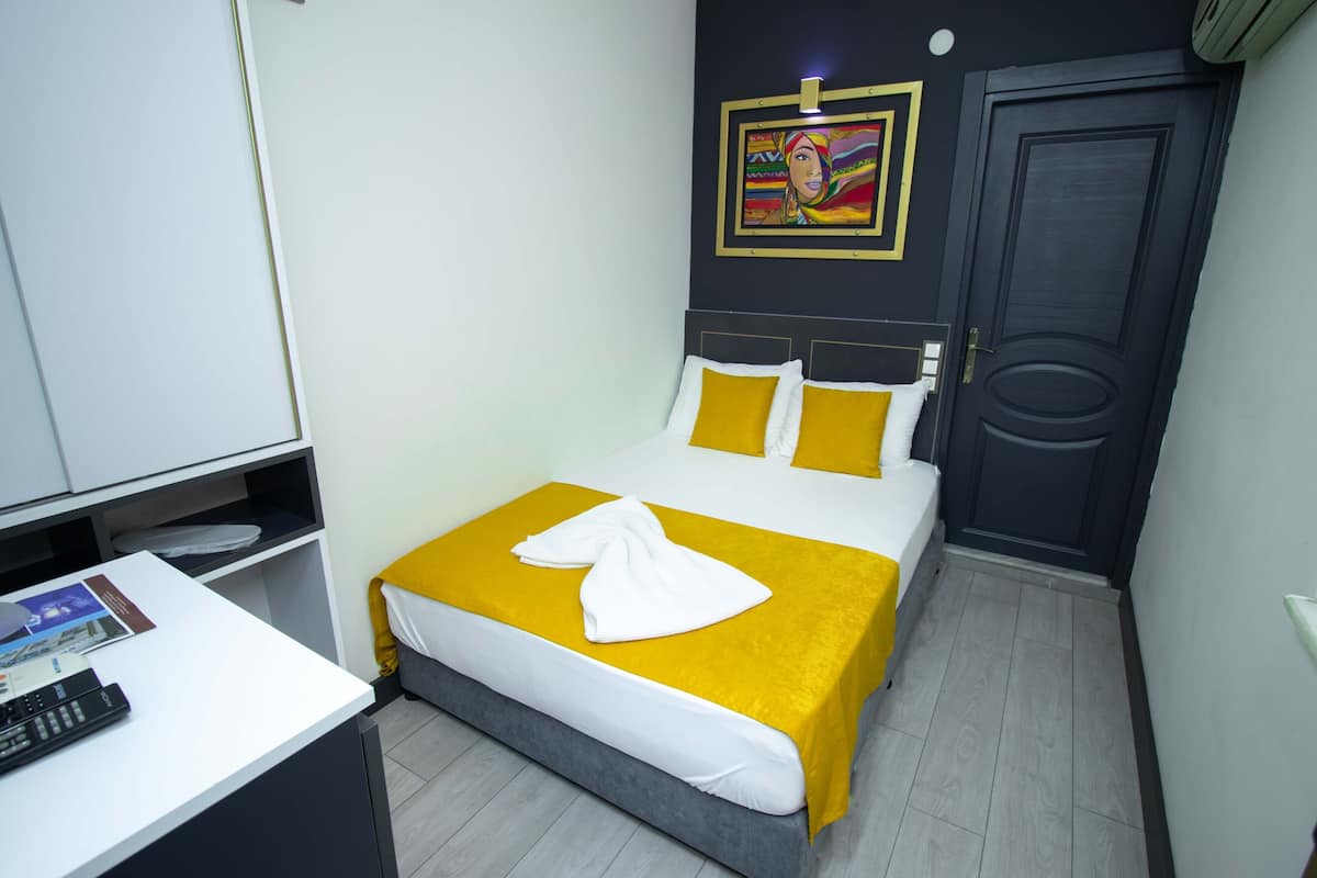 Frigobar, cofres nos quartos, escrivaninha