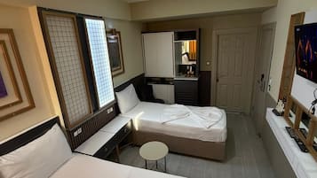 Minibar, caja de seguridad en la habitación y escritorio