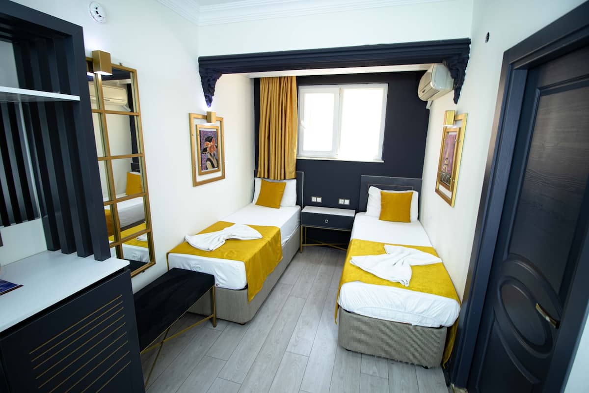 Quarto duplo standard | Frigobar, cofres nos quartos, escrivaninha