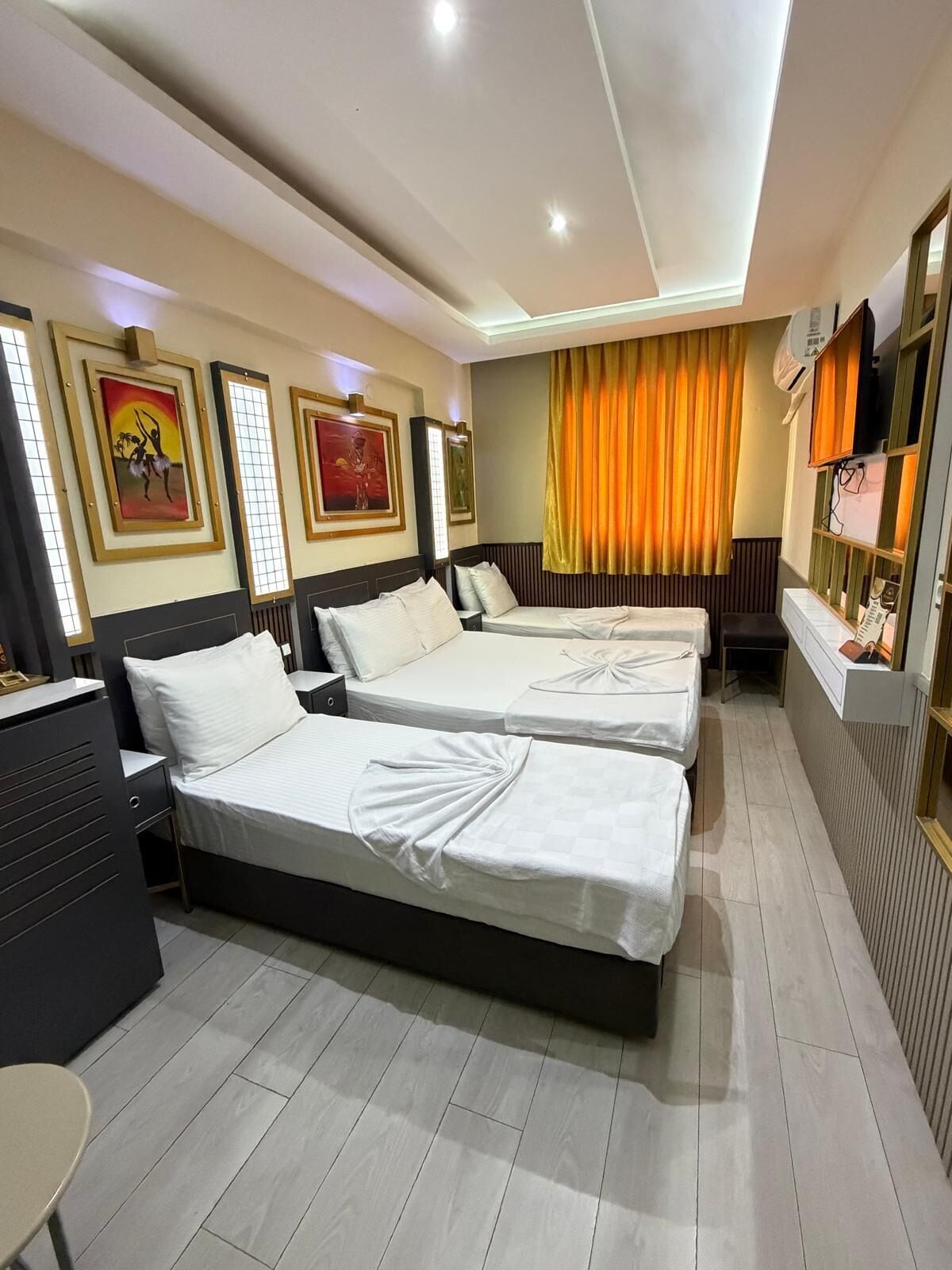 Habitación cuádruple estándar | Minibar, caja de seguridad en la habitación y escritorio 