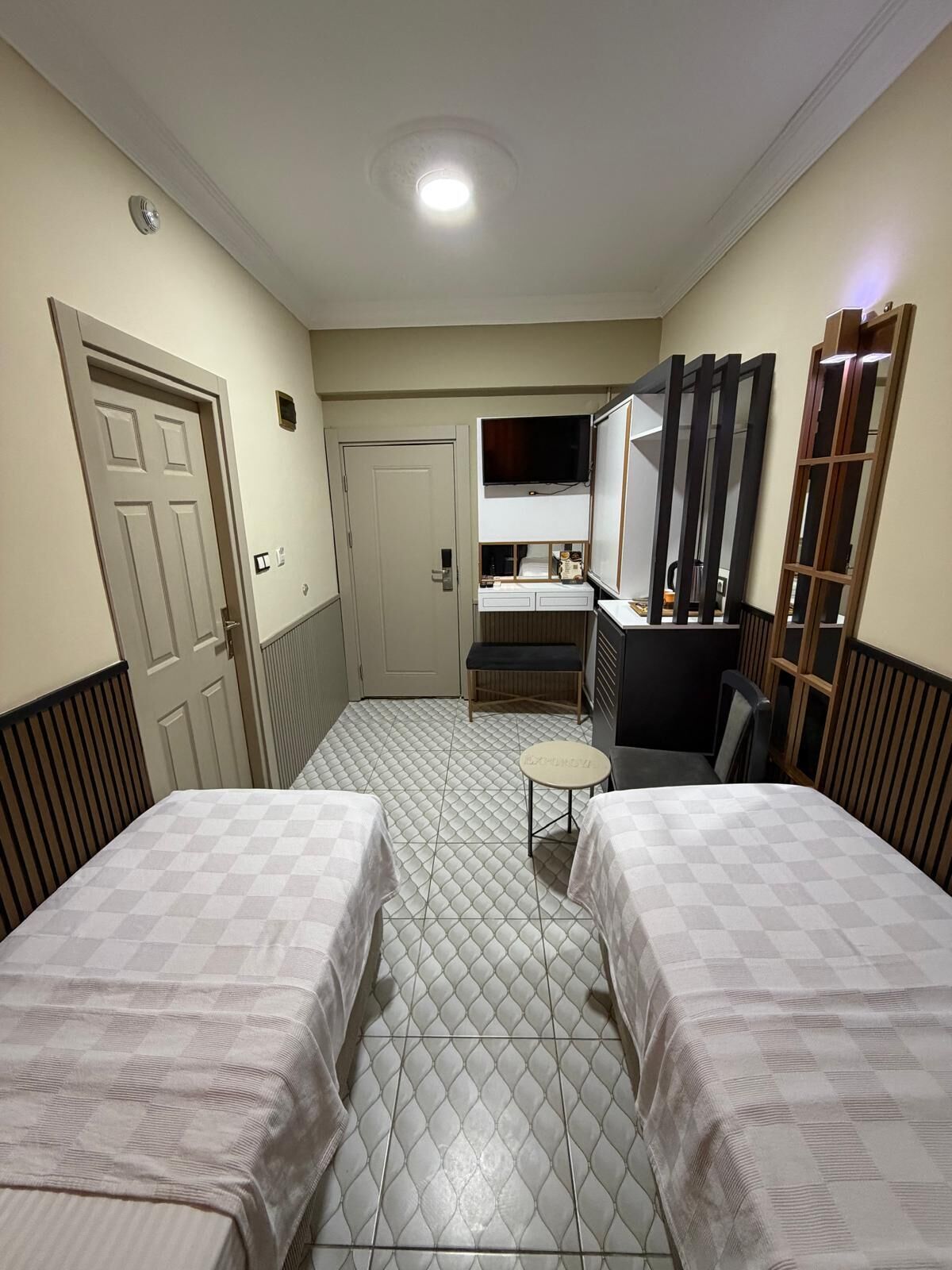 Habitación estándar con 2 camas individuales | Minibar, caja de seguridad en la habitación y escritorio 