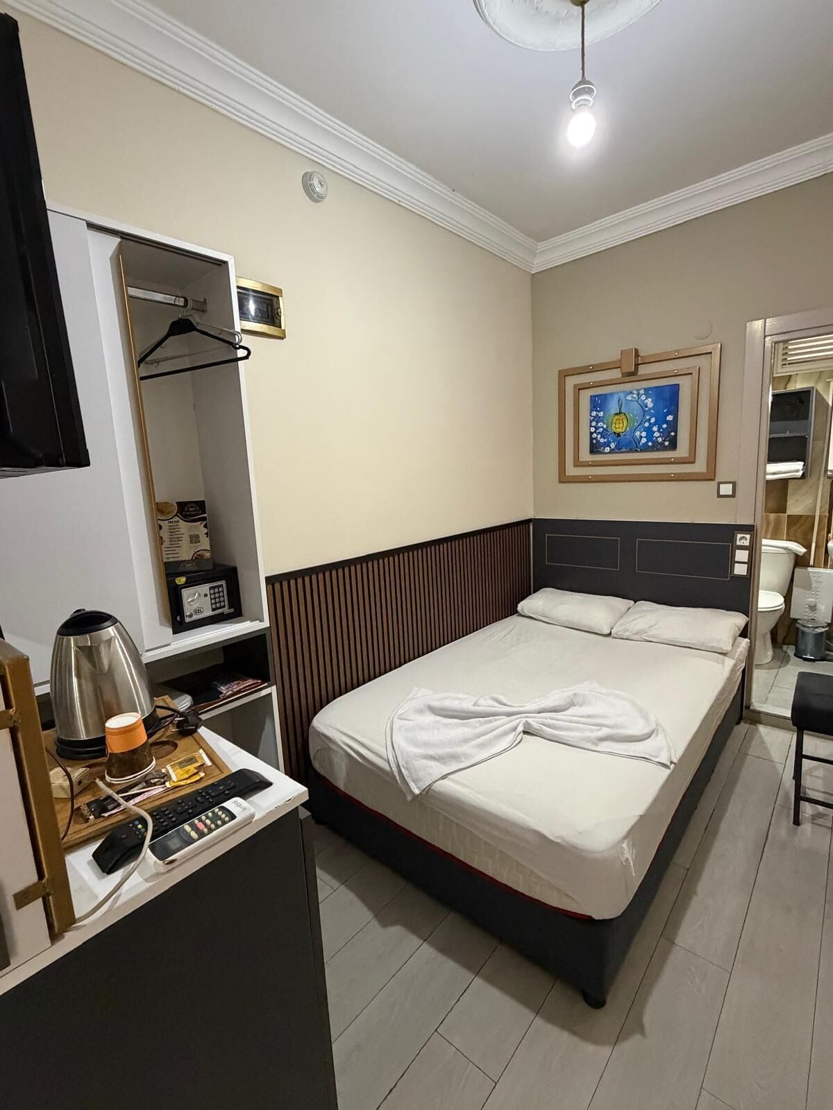 Minibar, caja de seguridad en la habitación y escritorio 