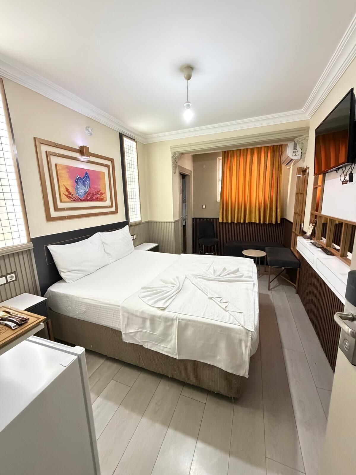 Habitación doble estándar | Minibar, caja de seguridad en la habitación y escritorio 