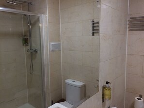 Shower, towels - Crosshill House (Glasgow)