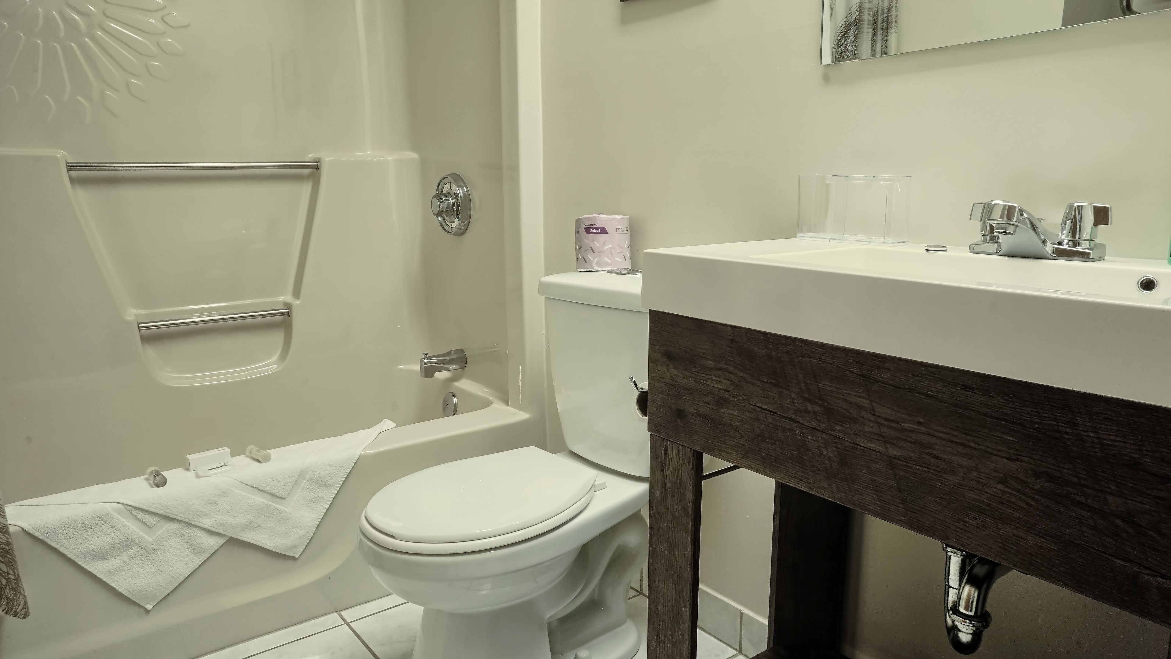 Un baño con bañera, inodoro y lavamanos.