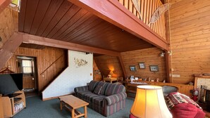 Nhà gỗ, 2 phòng ngủ, bồn tắm nước nóng (Mittenwald Big Powderhorn) | Khu phòng khách | TV màn hình phẳng, lò sưởi 