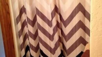 สแตนดาร์ดเคบิน, 3 ห้องนอน, ปลอดบุหรี่ (Haus #130, Hurley) | ห้องน้ำ | ฝักบัว, ผ้าเช็ดตัว