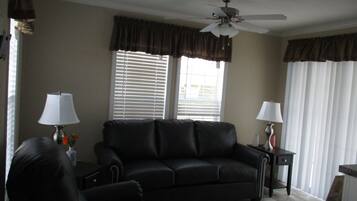 Cottage | Living room | Flat-screen TV