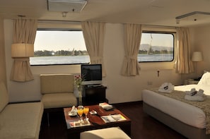 Ropa de cama de alta calidad, minibar, caja fuerte y escritorio