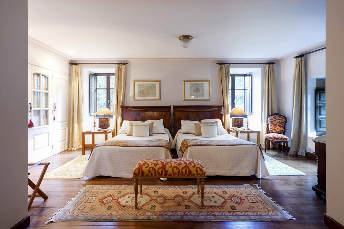 Ropa de cama de alta calidad y minibar 
