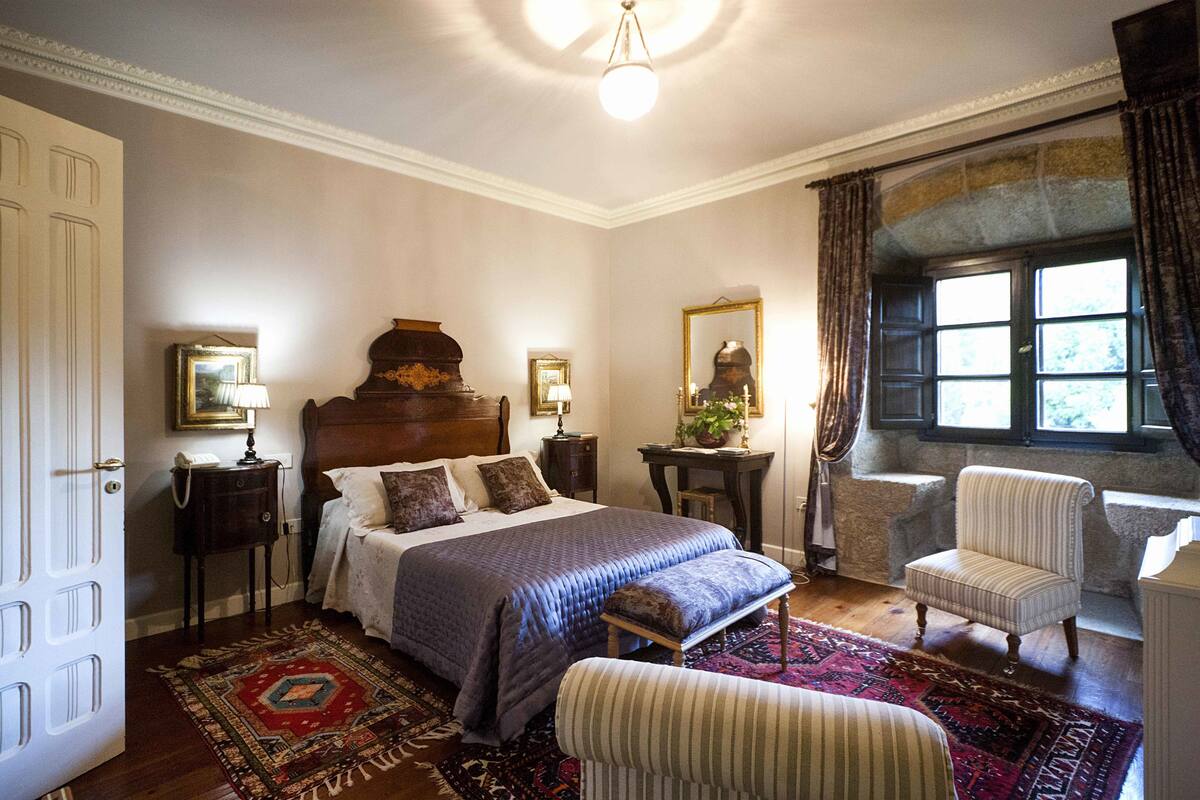 Ropa de cama de alta calidad y minibar 