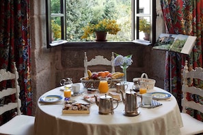 Daily continental breakfast (EUR 9.50 per person)