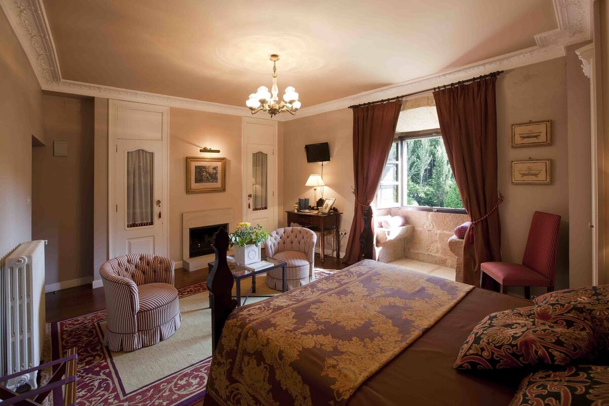Ropa de cama de alta calidad y minibar 