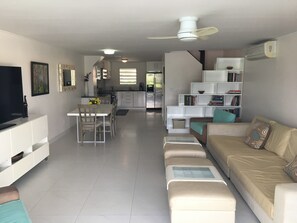 Casa de ciudad Premium, 2 habitaciones, cocina, vista al puerto | Área de sala de estar | Televisión de pantalla plana 