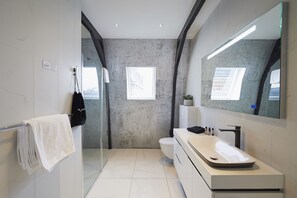 Deluxe Apartment | Bathroom | Shower, rainfall showerhead, free toiletries, hair dryer - Apart Hotel De Bank (Harlingen)