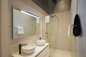 Superior appartement | Badkamer | Een douche, een regendouche, gratis toiletartikelen, een haardroger