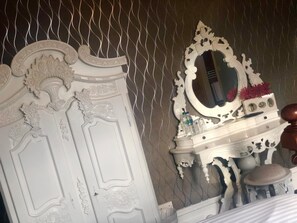 Premium bedding, individually decorated, individually furnished - The Lilly (Llandudno)