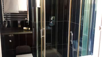 Jetted bath, free toiletries, hair dryer, towels