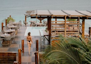 2 piscines extérieures, cabanons gratuits, chaises longues