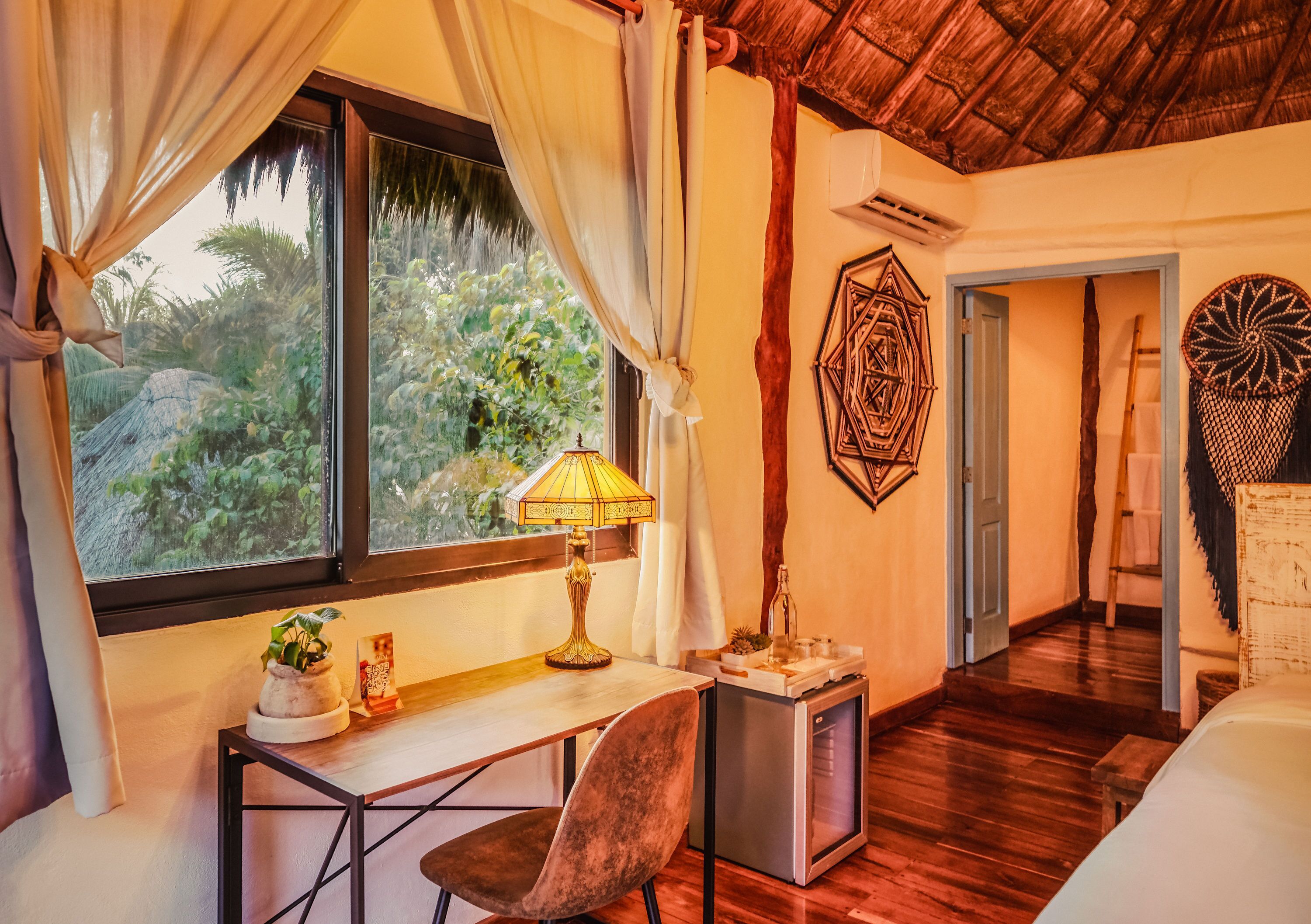 1 bedroom, Egyptian cotton sheets, premium bedding, down comforters