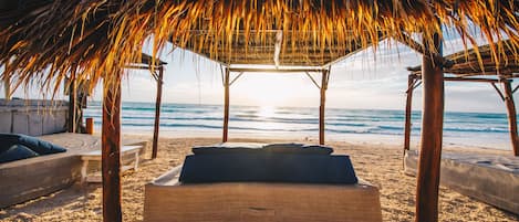 En la playa, playa de arena blanca y camas de playa gratuitas 