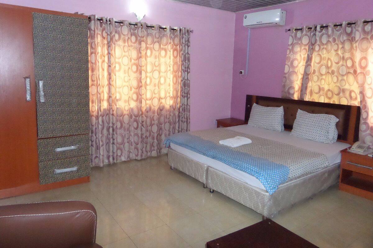 Presidential Room, 1 Double Bed | Desk
