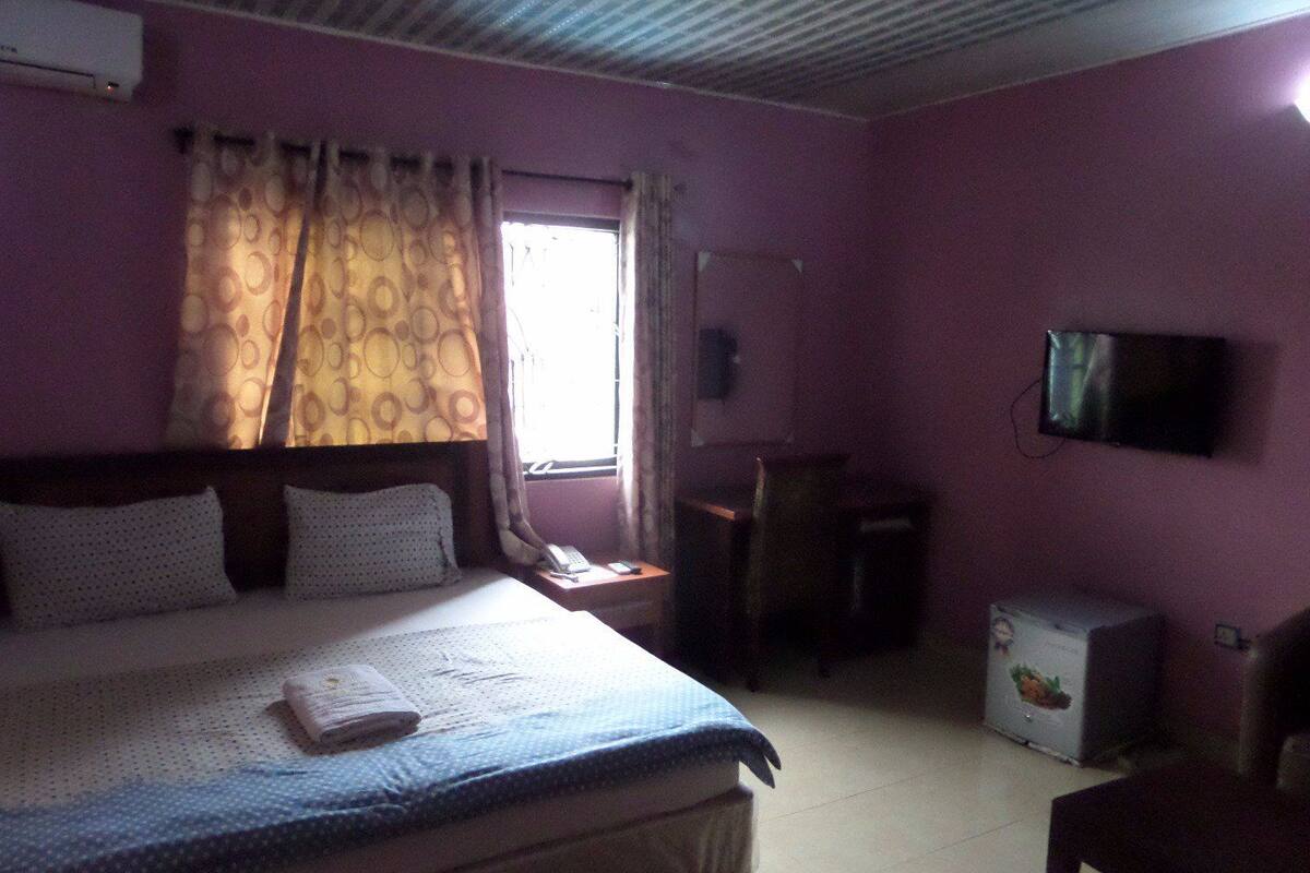 Deluxe Room, 1 Double Bed | Desk