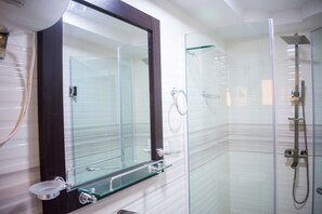 Executive Double Room, 1 King Bed | Bathroom | Shower, towels - November 5 Hotel Lagos (Lagos)