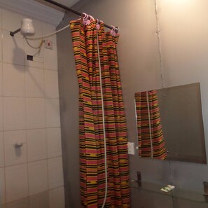 Chambre Deluxe, 1 lit double | Salle de bain | Serviettes fournies