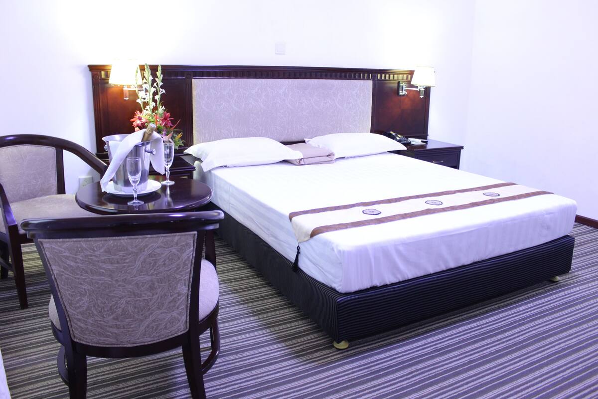 Ropa de cama de alta calidad y minibar 