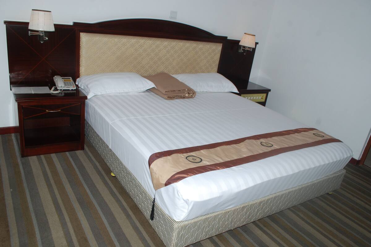 Ropa de cama de alta calidad y minibar 