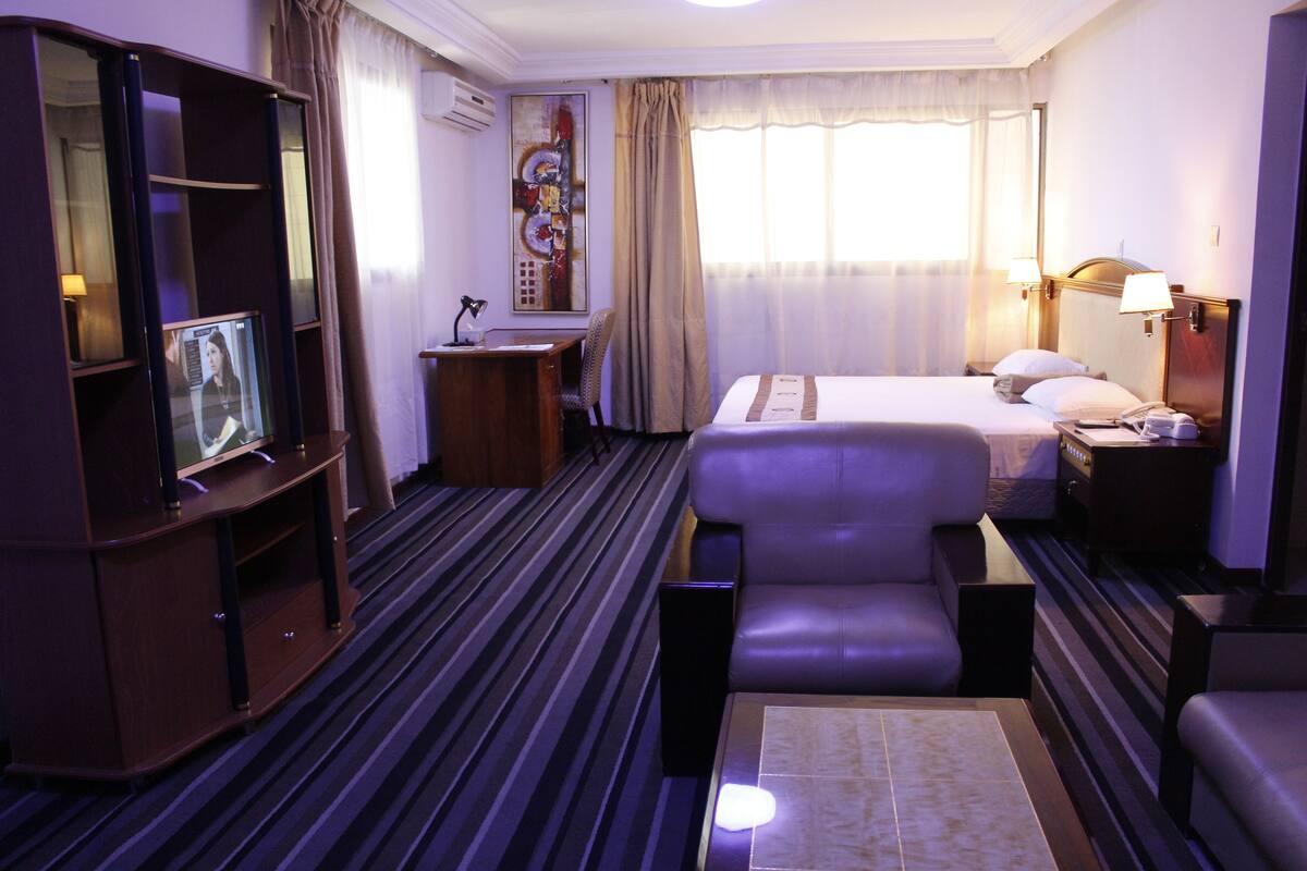 Ropa de cama de alta calidad y minibar 