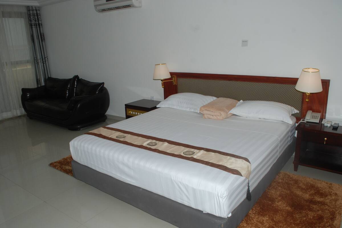 Ropa de cama de alta calidad y minibar 
